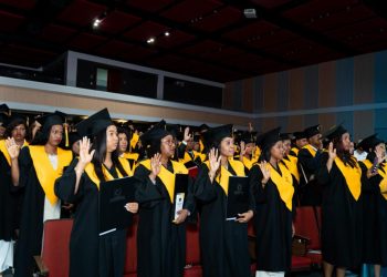 UNIREMHOS gradúa a 637 profesionales y llama a la unidad nacional para impulsar reforma educativa