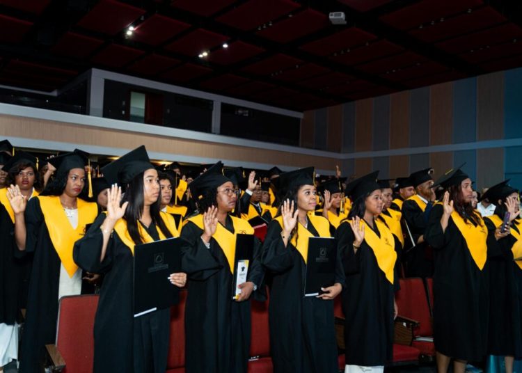UNIREMHOS gradúa a 637 profesionales y llama a la unidad nacional para impulsar reforma educativa