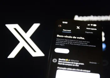 Una demanda alega que Grok, el chatbot de Musk, generó imágenes sexuales para ganar usuarios