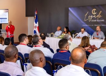 César Iglesias reconoce 40 años de servicio Ana Feliz Cordero