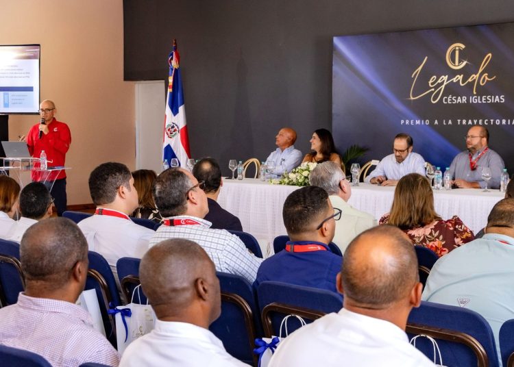 César Iglesias reconoce 40 años de servicio Ana Feliz Cordero