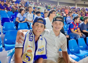Fanáticos y pequeños futbolistas se dan cita en el Estadio Olímpico para la “Noche de Leyendas”