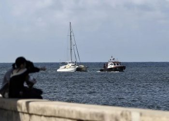 Trump dice que no le importa que Cuba reciba petróleo ruso: «Tienen que sobrevivir»
