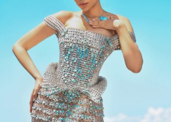 Melissa Santos llega a Premios Soberano con vestido hecho de más de 60 mil tapas recicladas y Larimar