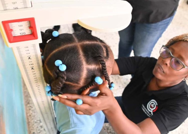 INABIE anuncia proyecto piloto de suplementación escolar con gomitas multivitamínicas para estudiantes de 3 a 19 años