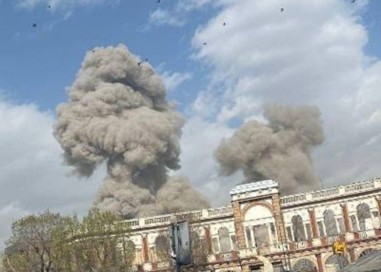 Israel bombardea la oficina presidencial y un complejo gubernamental en Teherán