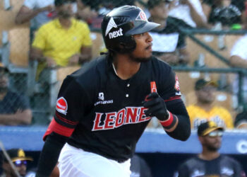 Héctor Neris y Jimmy Paredes continuarán con los Leones del Escogido