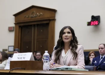 Trump sustituye a la secretaria de Seguridad Nacional en pleno cierre del departamento