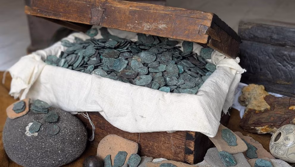 Excavadoras encuentran 1 millón de dólares en monedas de oro procedentes de un naufragio español en la «Costa del Tesoro» de Florida
