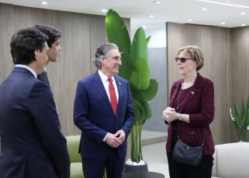 Llega a Venezuela el secretario de Interior de EE.UU. para evaluar el sector minero