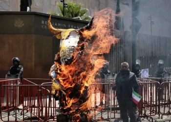 Manifestantes en México prenden fuego al dios Baal y exigen la paz en Oriente Medio
