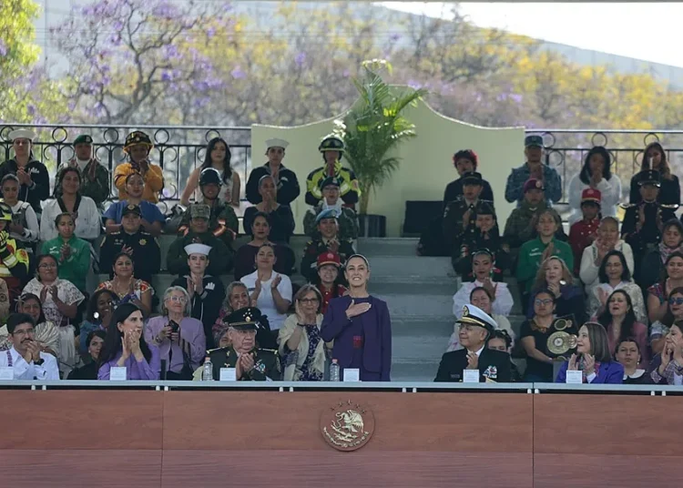Sheinbaum reconoce el trabajo de las mujeres en las Fuerzas Armadas en el 8M