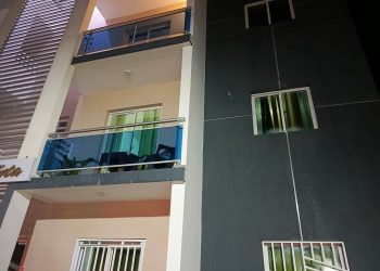 Mujer resulta herida tras lanzarse de segundo nivel en residencial de Miches