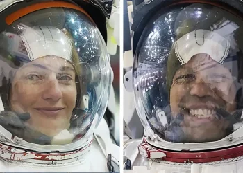Dos astronautas de La NASA realizan una caminata espacial para modernizar la energía en la EEI