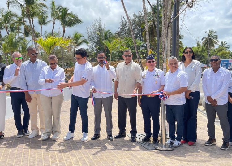 Ministro David Collado inaugura pasarela peatonal en Las Terrenas y destaca inversiones superiores a RD$400 millones