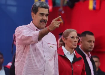 Maduro y Cilia Flores, dispuestos a presentar pruebas de que no pueden financiar su defensa