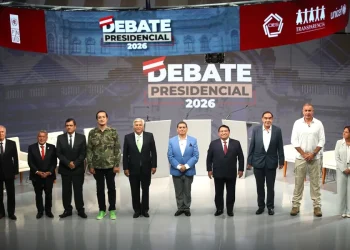 Debate presidencial en Perú arranca con 35 candidatos y retraso del favorito Rafael López Aliaga