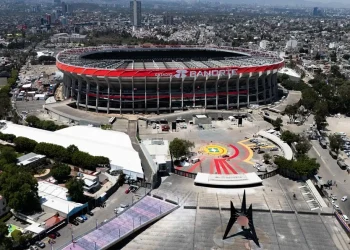 Un hombre muere al caer en la zona de palcos en la reapertura del Estadio Azteca