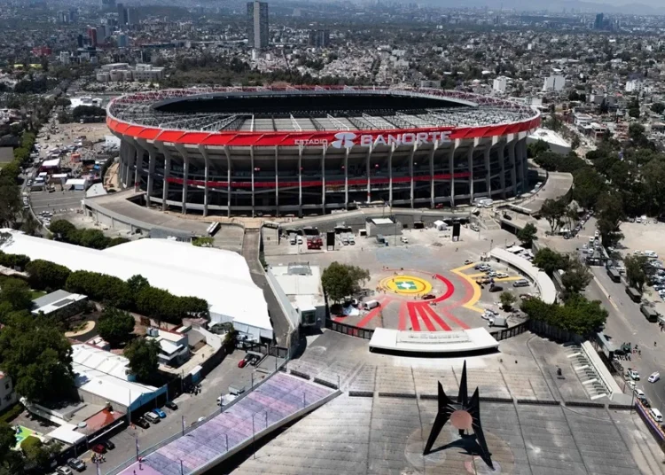 Un hombre muere al caer en la zona de palcos en la reapertura del Estadio Azteca
