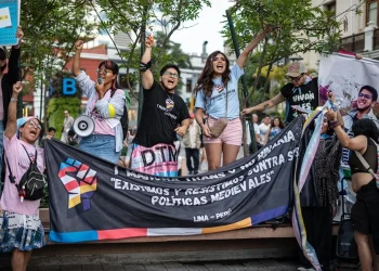 La primera marcha trans de Perú alza la voz ante las «políticas medievales» y la estigmatización
