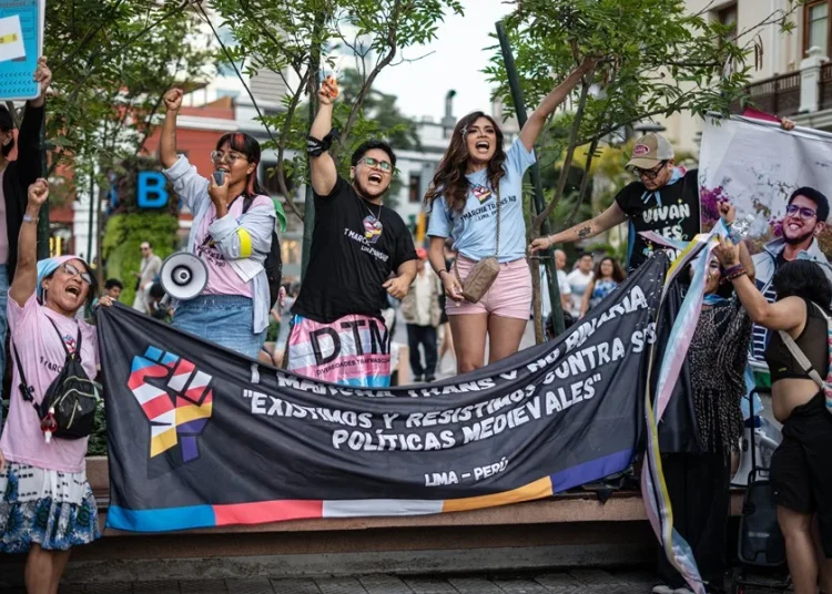 La primera marcha trans de Perú alza la voz ante las «políticas medievales» y la estigmatización