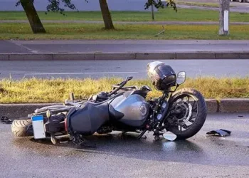 Motociclista calibrando atropella señor de 86 años en Los Alcarrizos
