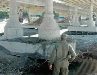 Advierten deterioro en columnas del puente Lucas Díaz sobre el río Nizao