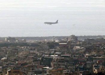 Cierre del espacio aéreo en Oriente Medio complica evacuación de unos 1.500 estadounidenses