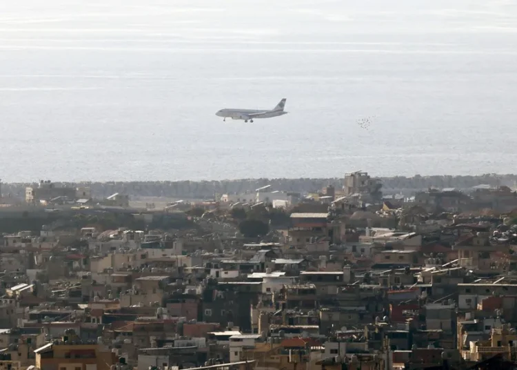 Cierre del espacio aéreo en Oriente Medio complica evacuación de unos 1.500 estadounidenses