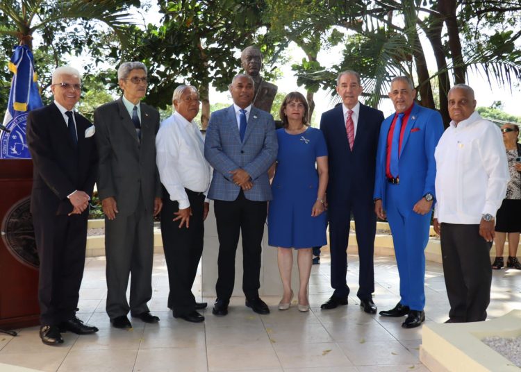 UASD rinde homenaje a José Francisco Peña Gómez con ofrenda floral en el aniversario de su natalicio