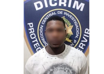 Policía apresa joven con US$4,100 presumiblemente falsos en Constanza, La Vega