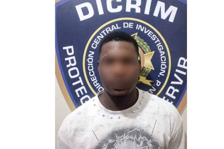 Policía apresa joven con US$4,100 presumiblemente falsos en Constanza, La Vega