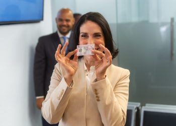 La primera dama Raquel Arbaje renueva su licencia de conducir bajo el nuevo sistema del INTRANT