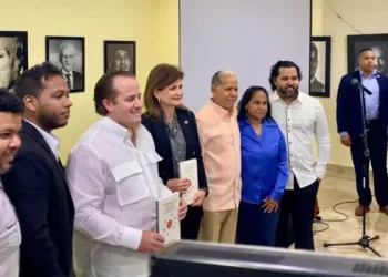 Raquel Peña recibe primer ejemplar del libro “Construcción social del territorio”