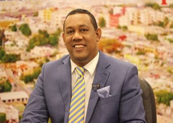 Regidor Ramón Altagracia exige explicación a Betty Gerónimo por suspensión del Carnaval en SDN