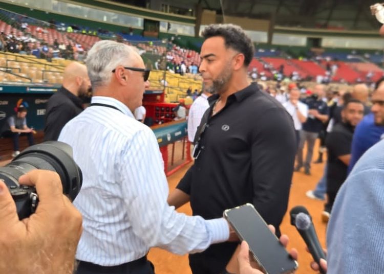 Rob Manfred visita el Estadio Quisqueya y valora posibilidad de traer juegos oficiales de MLB a RD
