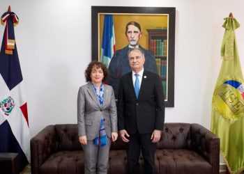 Embajadora de España visita el TSE para conocer su rol en la justicia electoral dominicana