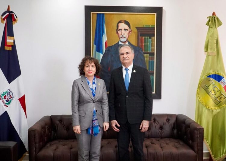 Embajadora de España visita el TSE para conocer su rol en la justicia electoral dominicana