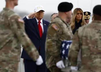 Trump recibe los cuerpos de los soldados de EE.UU. y promete mantener muertes «al mínimo»