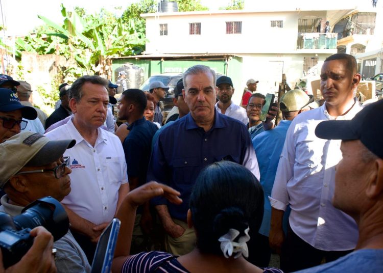 Abinader visita zonas impactadas por inundaciones en Gaspar Hernández