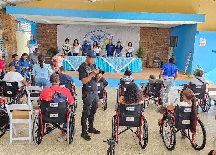 Fundaciones Wheel Chair y Cruz Jiminián entregan sillas de rueda en Puerto Plata y Santiago