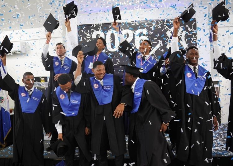 Los Yankees celebran graduación de prospectos y refuerzan compromiso con la educación integral en RD
