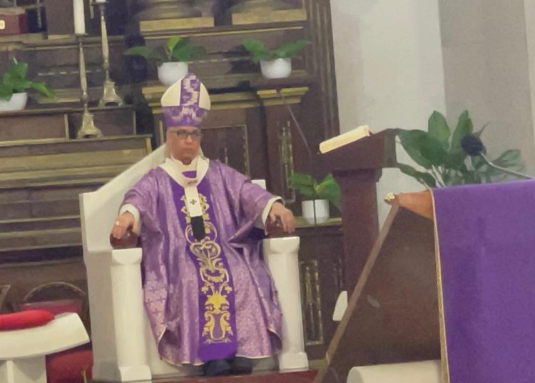 Arzobispo de Santiago respalda llamado del Papa León XIV a la paz y condena bombardeos en Medio Oriente