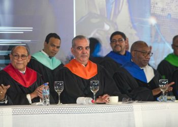 Presidente Abinader encabeza primera graduación de postgrado en Administración Pública de la UASD