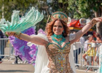 Brenda Sánchez participa en comparsa “La Furia de Atenea” en el Carnaval de Santiago