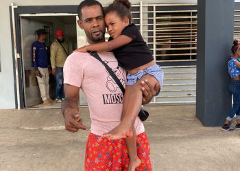 Hombre resulta herido de bala durante operativo del DICRIM en Las Flores; una niña de cuatro años también fue alcanzada