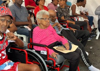 Señora mayor pide legislación para exonerar impuestos a sillas de ruedas durante jornada solidaria