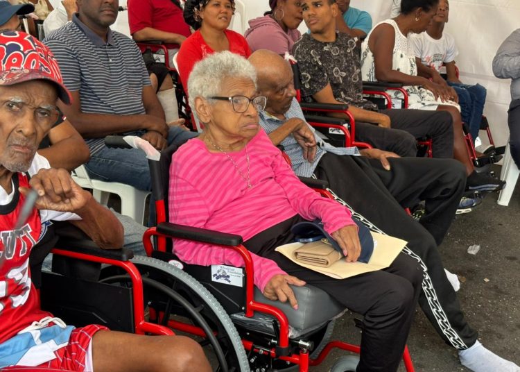 Señora mayor pide legislación para exonerar impuestos a sillas de ruedas durante jornada solidaria