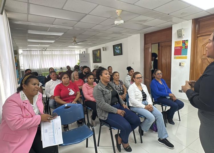 Gobernadora Adela Tejada entrega bonos a mujeres emprendedoras de Bonao