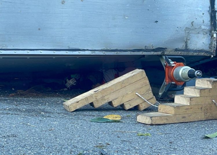 Denuncia ciudadana: motorista pierde la vida tras quedar debajo de camión en Corona Plaza